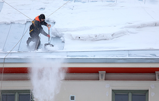 Service de déneigement de toiture résidentiel ou commercial à Laval, Mirabel, Mascouche, Lavaltrie, Saint-Sauveur, Laurentides ou sur la Rive-Nord de Montréal - Réparation Toiture Laval