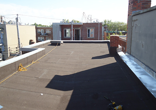 Pose de toiture en membrane élastomère sur toit plat | Réparation toiture Laval