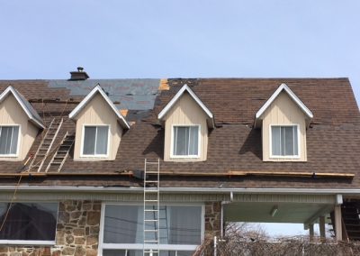 Pose de toiture en bardeaux d’asphalte sur la Rive-Nord - Réparation toiture Laval à Laval