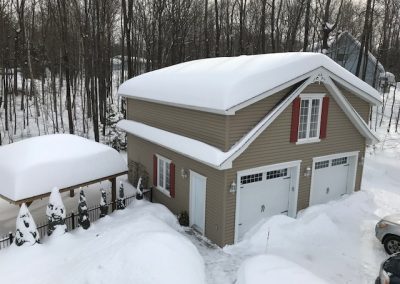 garage eneigé avant (déneigement de toiture) - Toiture-S. Beaumier à Laval