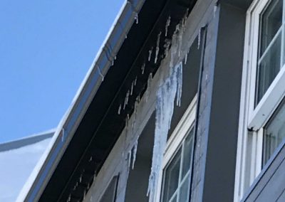 Glaçon sur toiture (déneigement de toiture) - Toiture-S. Beaumier à Laval