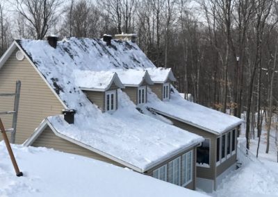 Toiture déneigé vue de haut après (déneigement de toiture) - Toiture-S. Beaumier à Laval