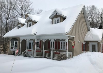 Toiture eneigé vue de bas avant (déneigement de toiture) - Toiture-S. Beaumier à Laval