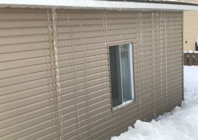 glaçon côté maison (déneigement de toiture) - Réparation toiture Laval à Laval