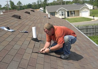 Homme installant des bardeaux pose de toiture en bardeaux asphalte à Laval - Réparation toiture Laval à Laval