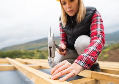 Femme qui scelle une toiture - Réparation toiture Laval